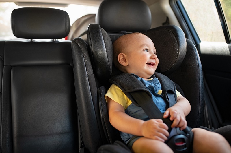 คู่มือความปลอดภัยในรถยนต์เมื่อเดินทางกับเด็กเล็ก